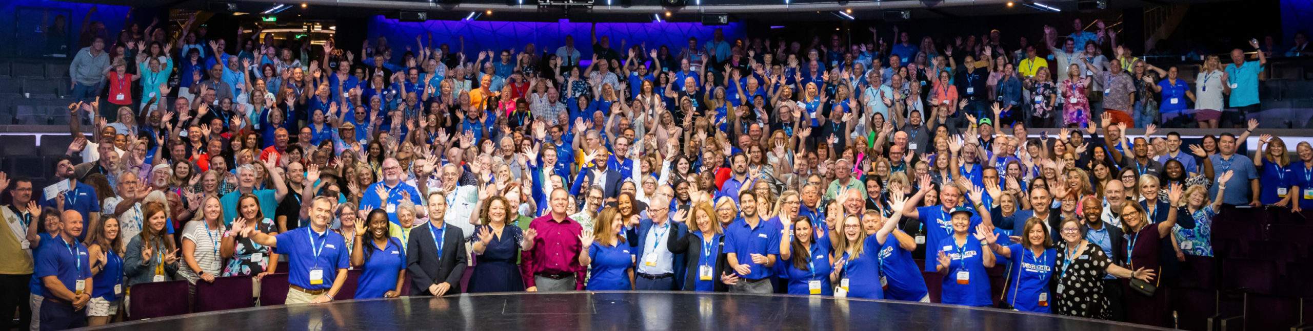 A large group of advisors at a convention