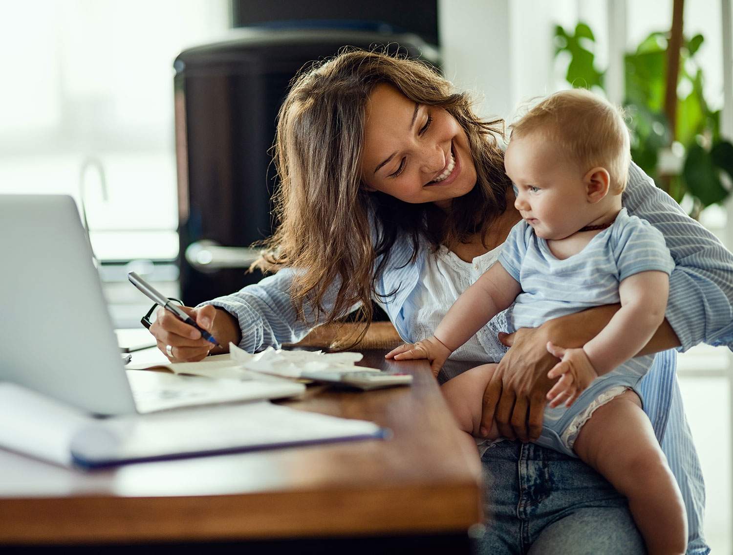 Mother at home with child - discover the best jobs for stay at home moms at Dream Vacations Advisor